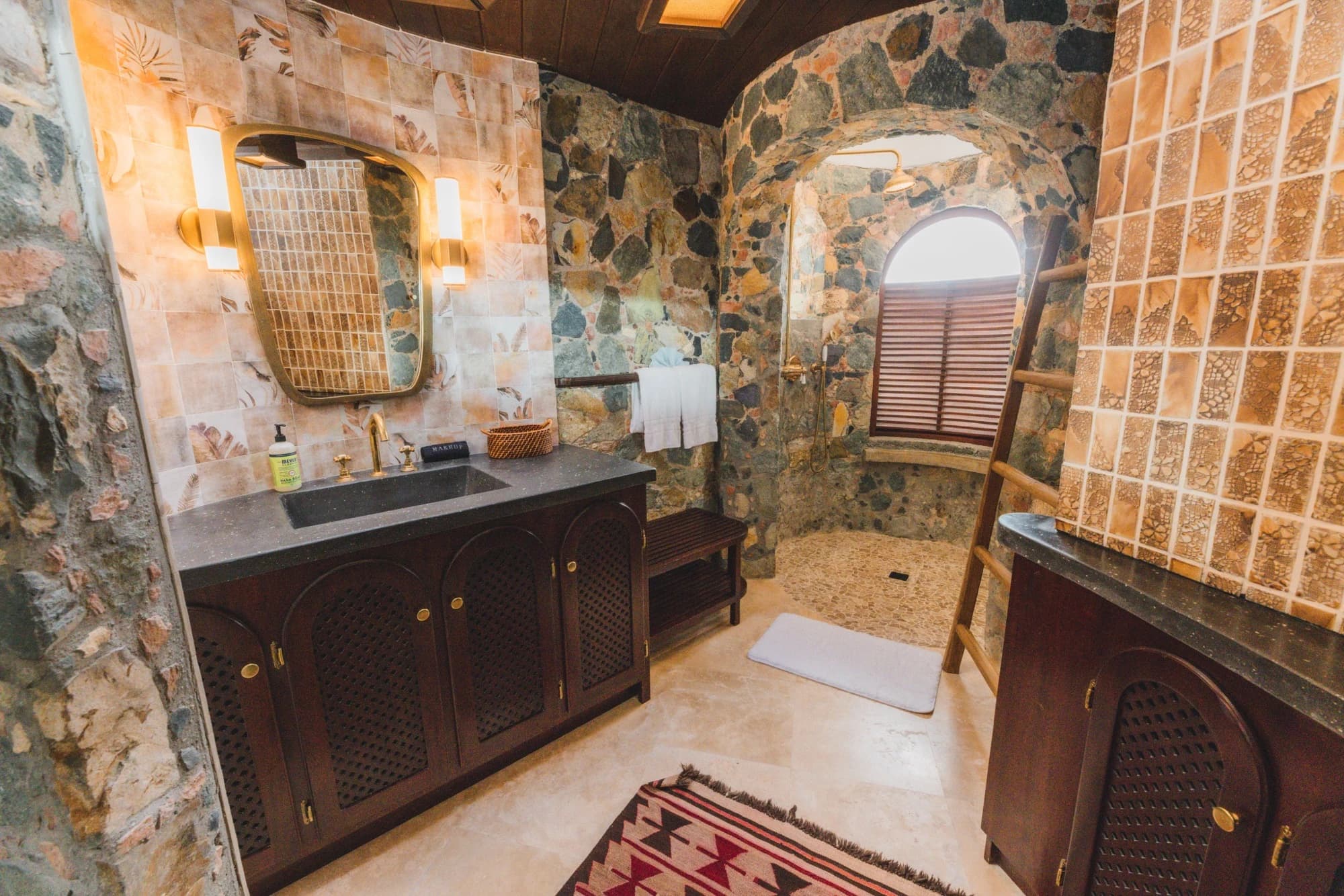 Ensuite bathroom with stone and tile finishwork at Valhalla St John