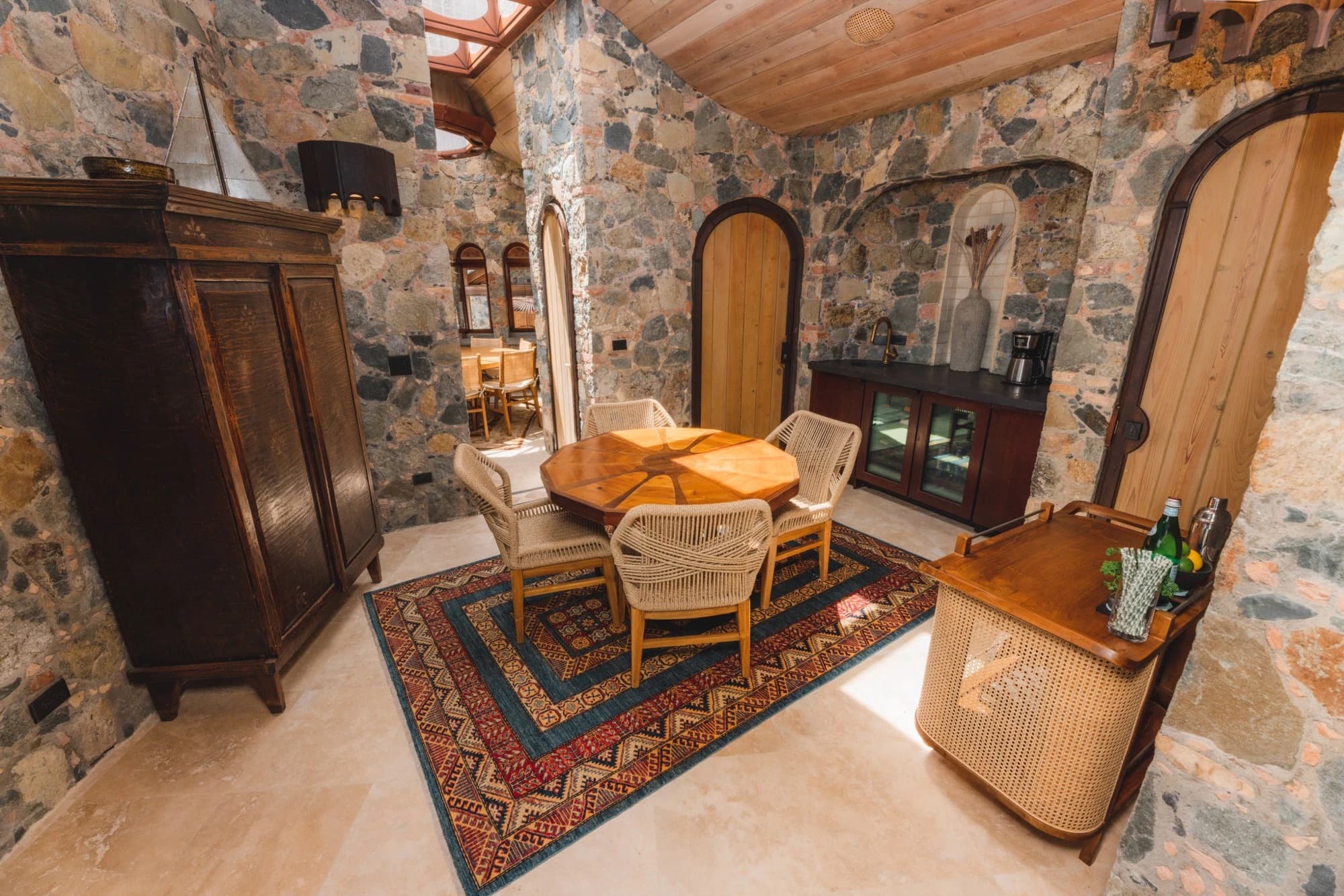 Bar and game room with round table at Valhalla St John, Catherineberg